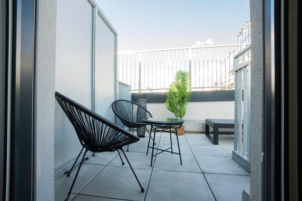 Orestaliving - Penthouse With Designer Renovation Apartment